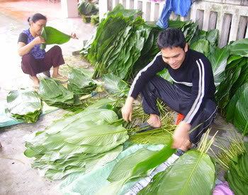  Chuẩn bị gạo và làm sạch lá dong